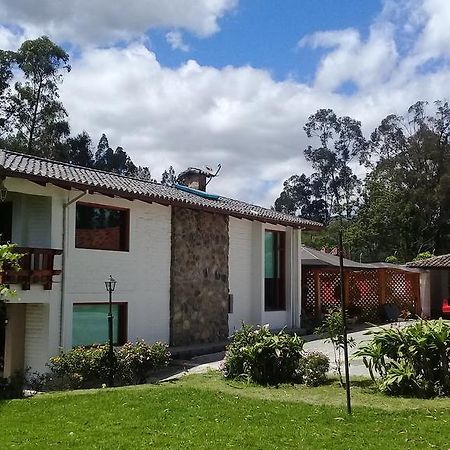 Hosteria Quinta Emilia Кито Екстериор снимка